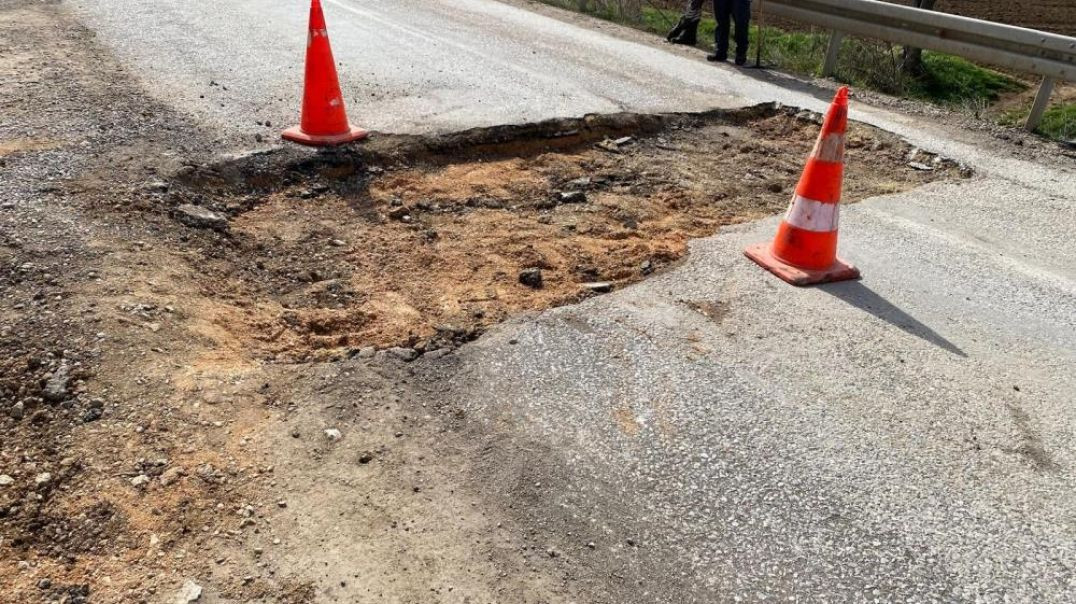 Bursa'da ehliyetsiz motosikletli genç, polisten kaçınca belediye çukuruna düştü