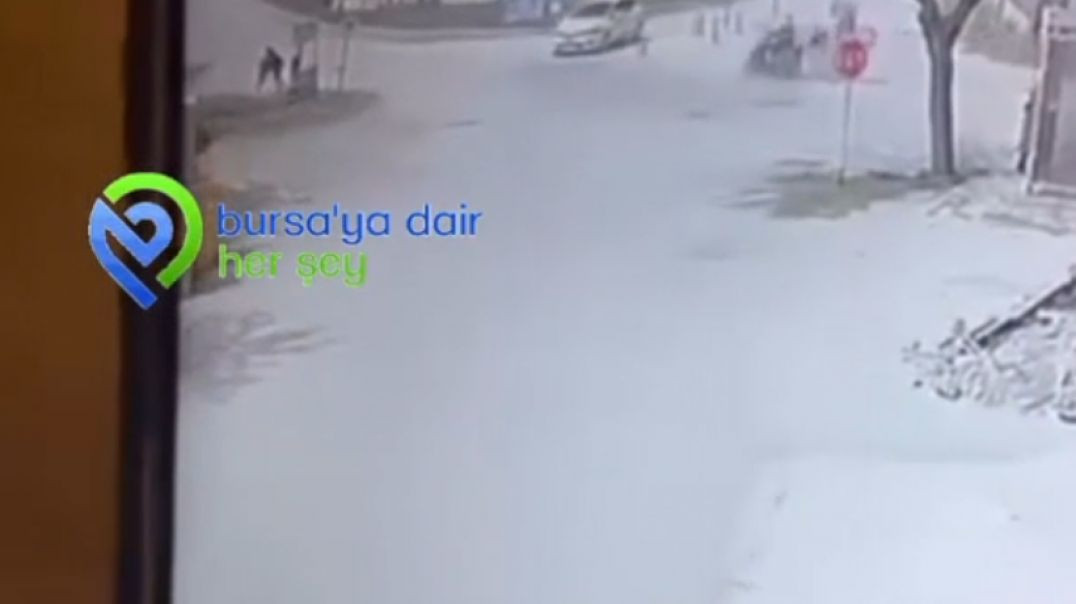 Bursa'da hızla ilerleyen motosiklet otomobile çarptı