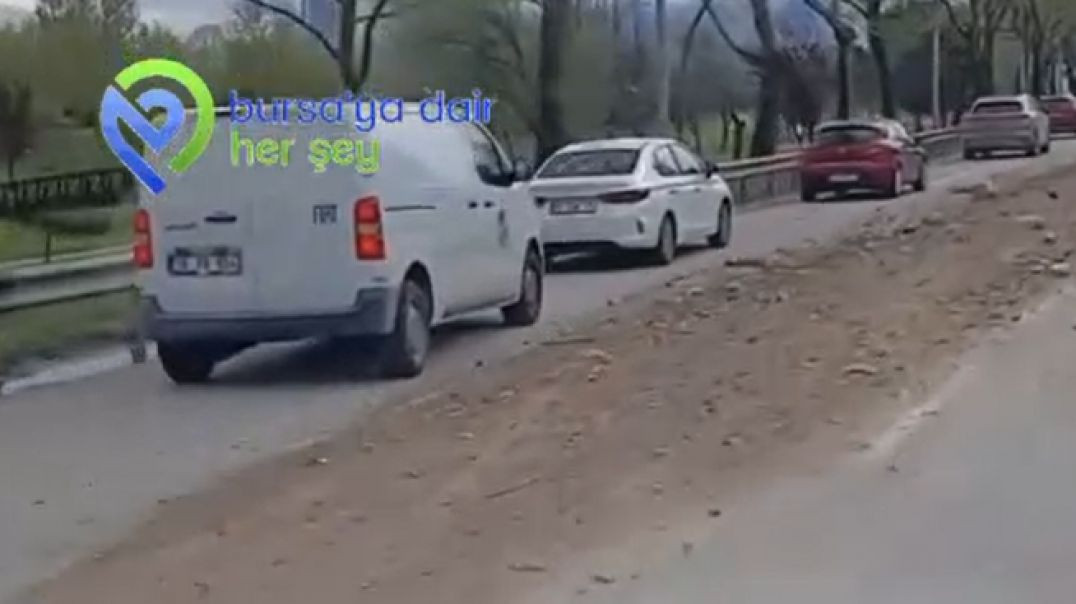 Bursa'da hafriyat kamyonu trafiğin ortasına  toprağı döküp kaçtı
