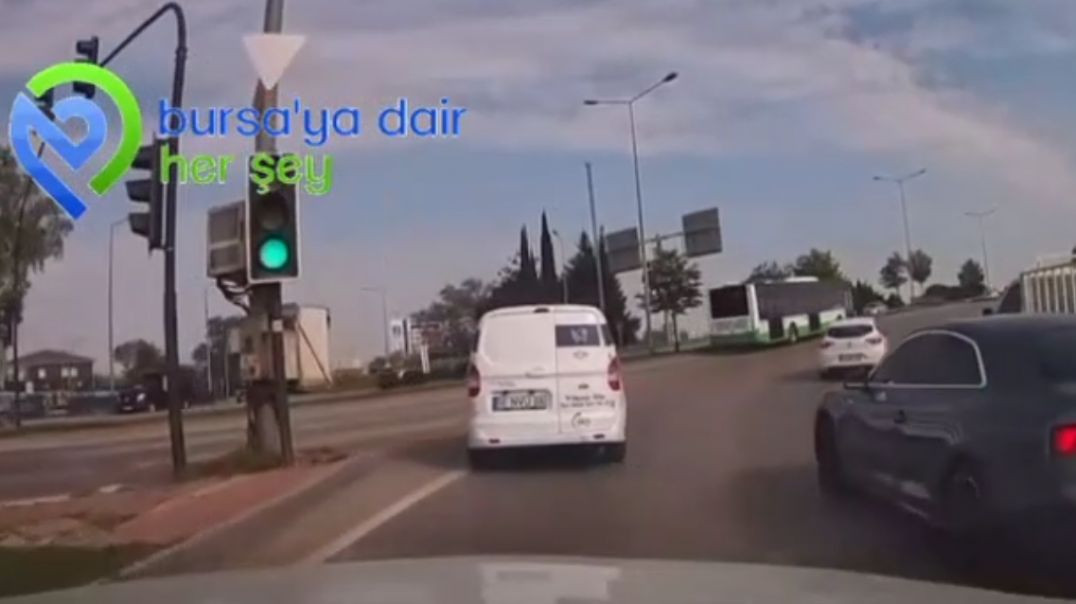 Bursa'da kırmızı ışıkta geçen halk otobüsü tehlike saçtı