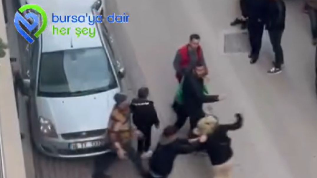 Bursa'da kadınların saç saça baş başa kavgasını zor ayırdılar!