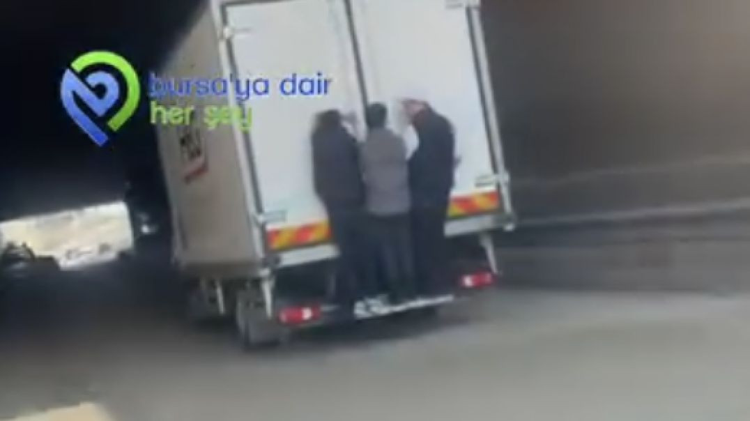 Bursa'da kamyonun arkasına tutunan gençlerin tehlikeli yolculuğu kamerada