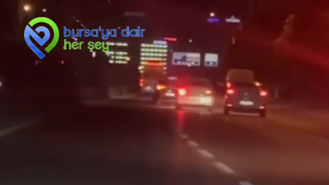 Bursa'da iki sürücü inatlaşıp birbirlerine yol vermedi...Tehlikeli anlar kamerada