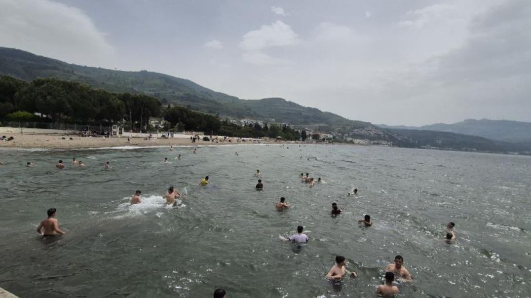 Bursa’ya yaz erken geldi: Sıcaktan bunalanlar denize koştu