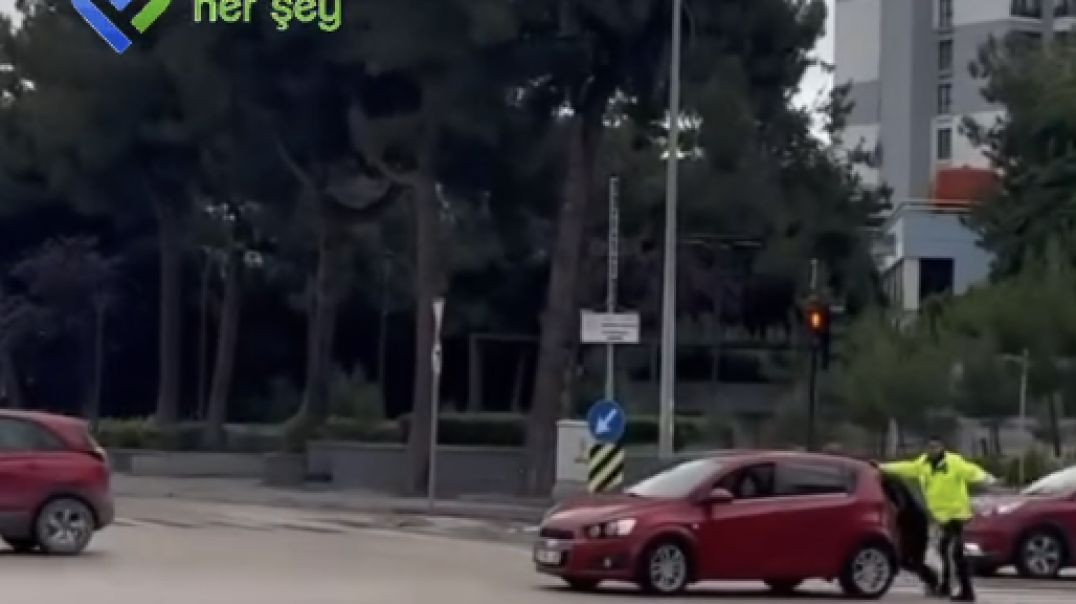 Bursa'da yolda kalan sürücünün yardımına trafik polisi koştu!