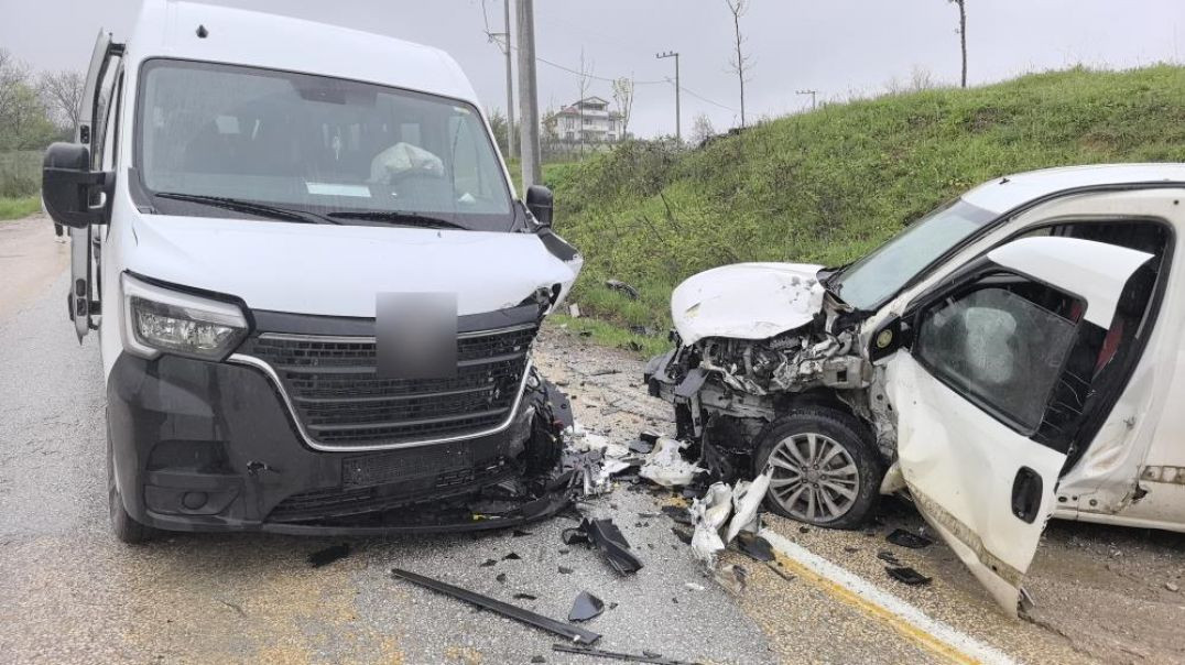 İnegöl'de işçi servisi ile ticari araç kafa kafaya çarpıştı: 13 yaralı