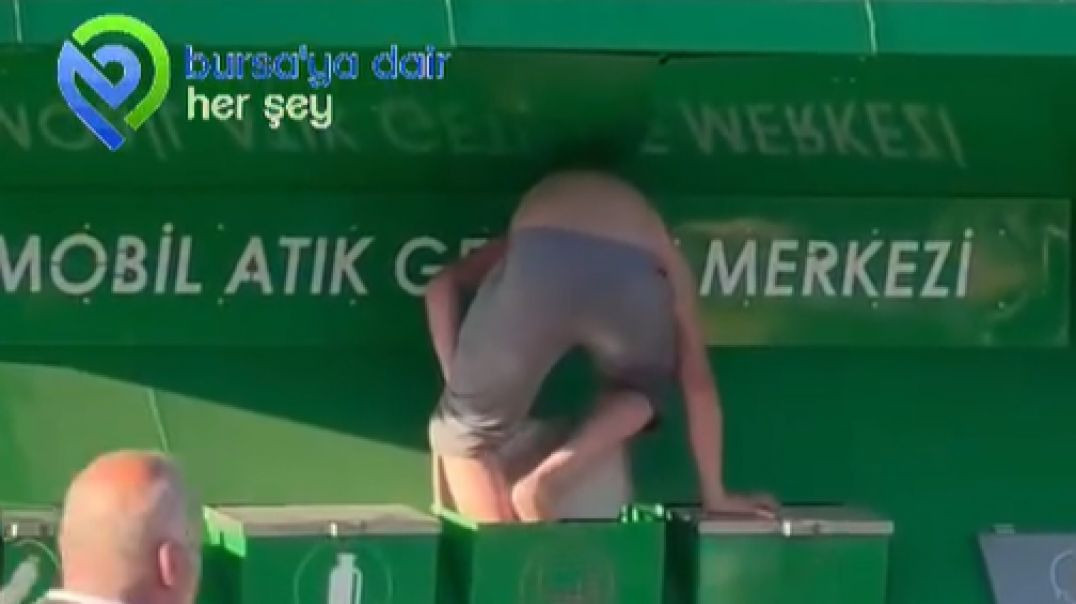 Bursa'da mobil atık kutusuna giren çocukların tehlikeli anları kamerada!