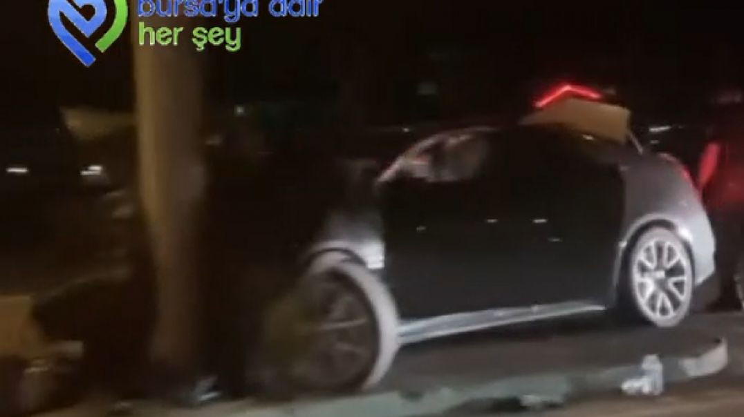Bursa'da otomobil direğe ok gibi saplandı