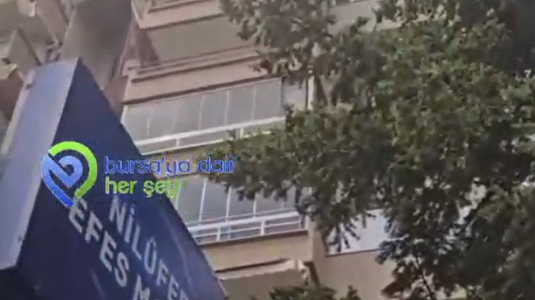 Bursa'da apartmanın en üst katında yangın paniği...Çok sayıda ekip sevk edildi