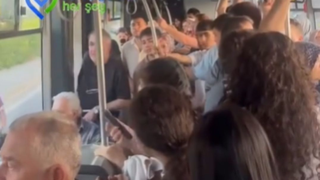 Bursa'da otobüste sıkılan yolculara canlı müzik ziyafeti