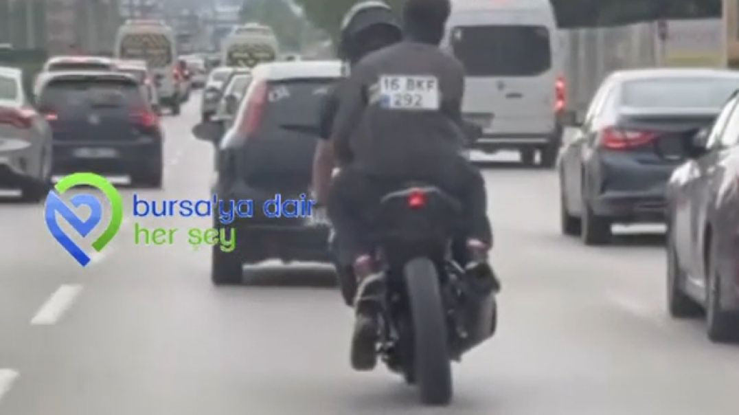 Bursa'da plakasını düşüren motosiklet sürücüsünden ilginç çözüm