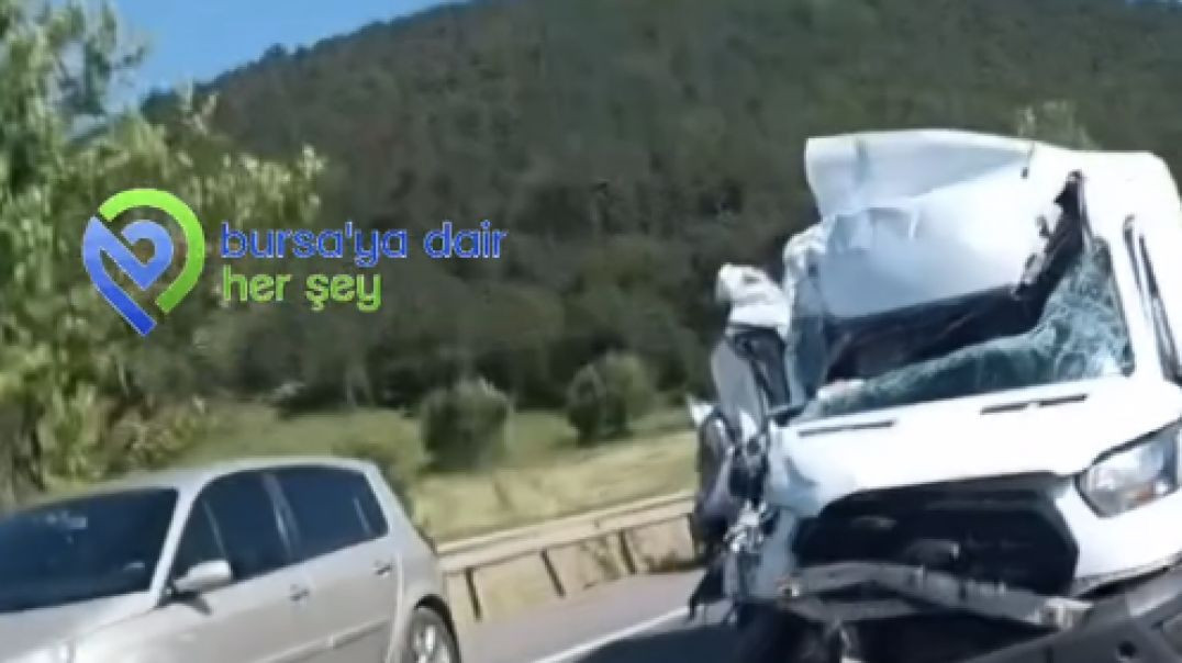 Bursa'da feci kazada transit araç kağıt gibi ezildi