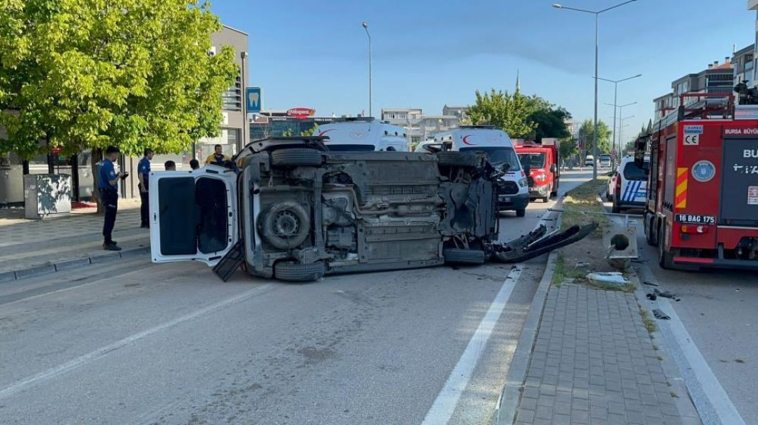 Bursa'da kadına şiddet ihbarına giden polis aracı dönüşte takla attı: 2'si polis 4 yaralı!