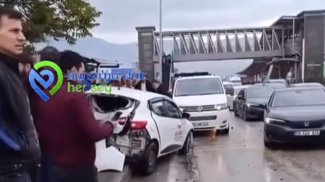 Bursa'da otomobil otobüs durağına daldı...Zincirleme kazada yaralılar var!