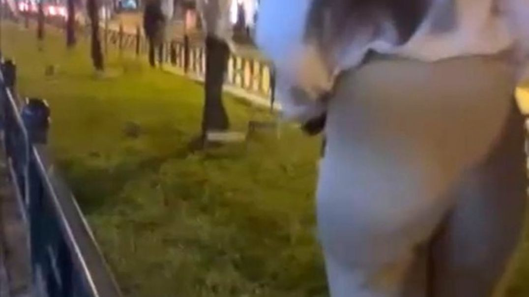 Bursa'da Türk bayrağını yakmaya çalışan şahsı engelledi