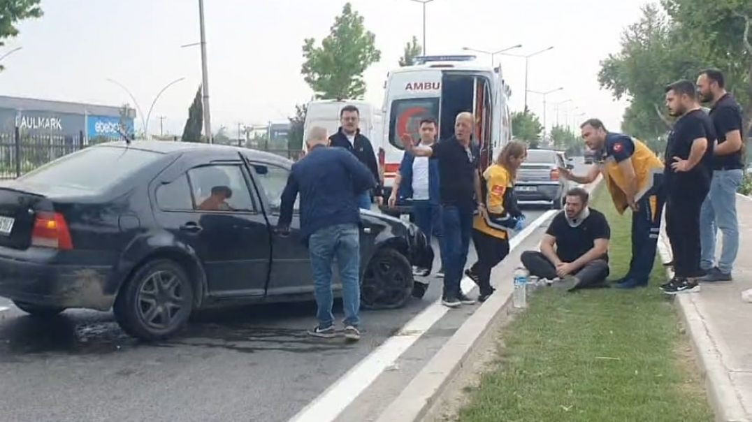 Bursa'da otomobiliyle bariyerlere çarpan sürücü yaralandı