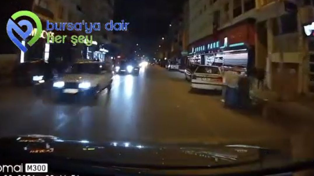 Bursa'da iki şeritli yolu kapatan düğün konvoyu çileden çıkardı