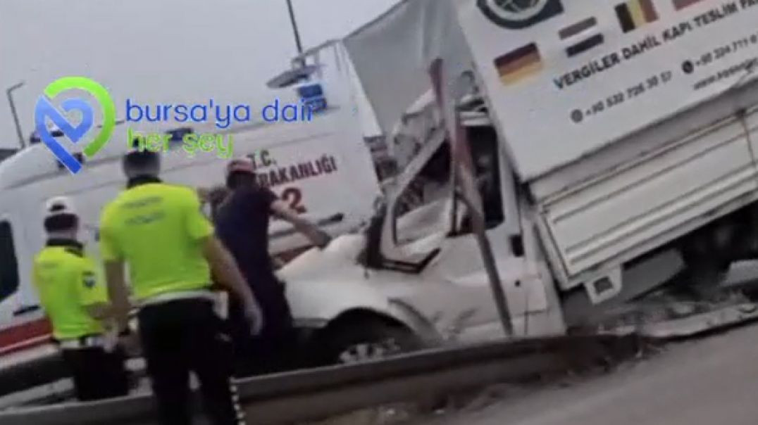 Bursa'da kamyonetin tıra çarpması sonucu sürücü araçta sıkıştı!