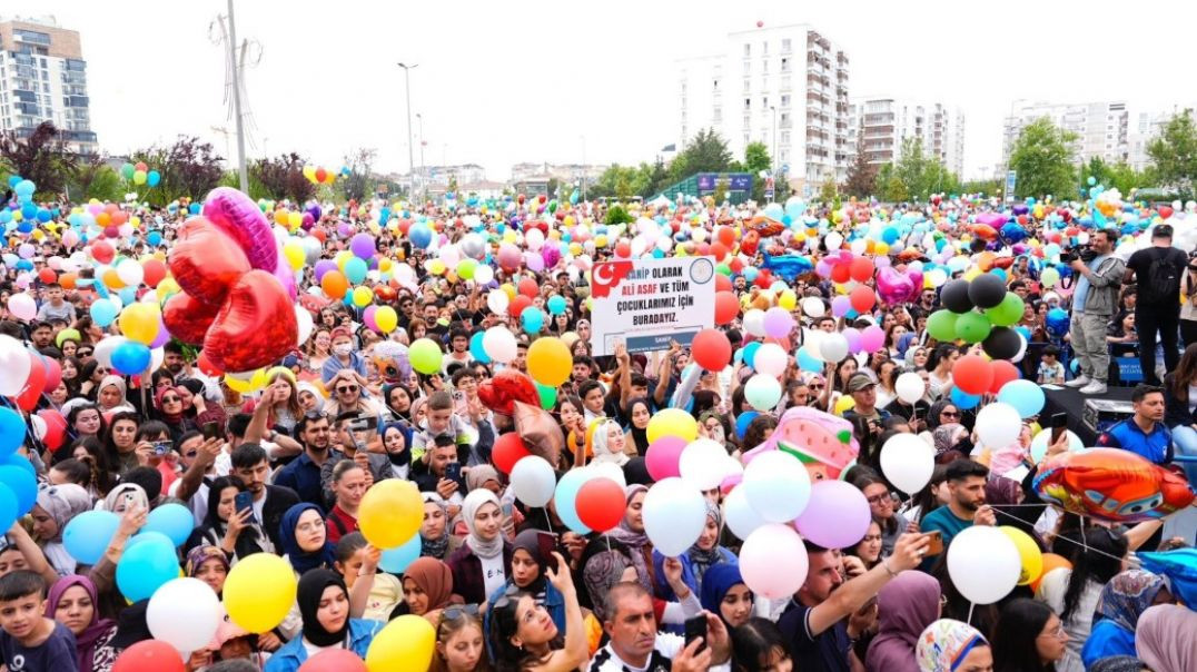 Kanseri yenen Ali Asaf için binlerce balon gökyüzüne uçtu
