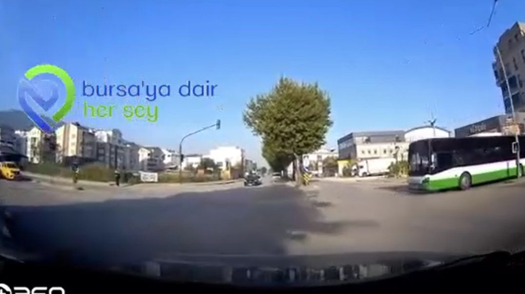 Bursa'da halk otobüsü kırmızı ışıkta geçince araca çarpmaktan kıl payı kurtuldu