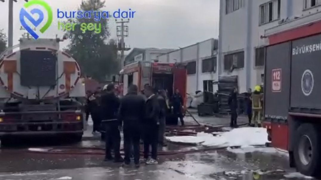 Bursa’da iki fabrikaya yayılan yangın söndürüldü...Soğutma çalışmaları sürüyor