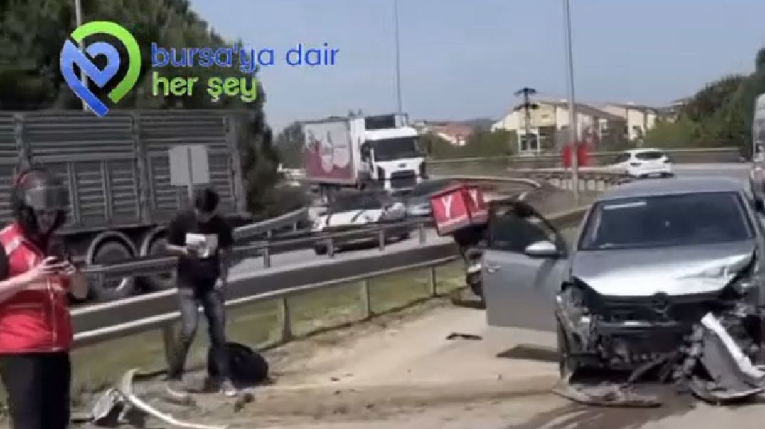 Bursa'da bariyerlere çarpan otomobil hurdaya döndü