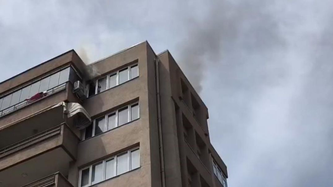Bursa'da apartmanın en üst katında yangın paniği...Çok sayıda ekip sevk edildi