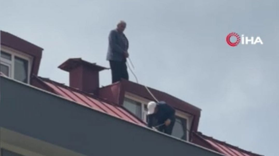 Beylikdüzü'nde hayata iple tutundu... Beline bağladığı iple çatıyı tamir etti