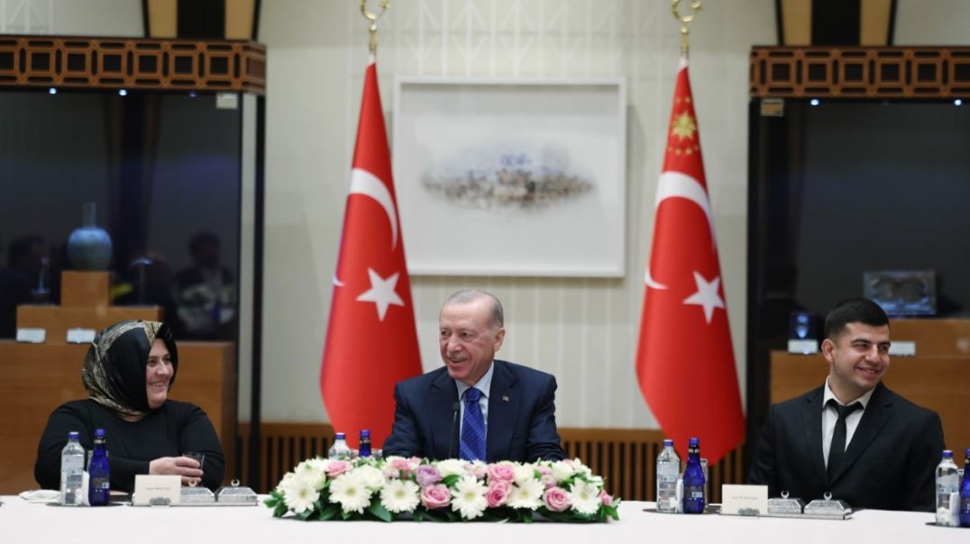 Erdoğan işçilerle bir araya geldi : Emeğin ve alın teriyle Türkiye yüzyılını inşa edeceğiz