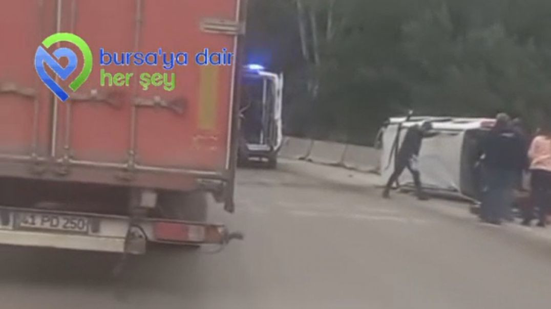 Bursa'da virajı alamayan otomobil yan yattı