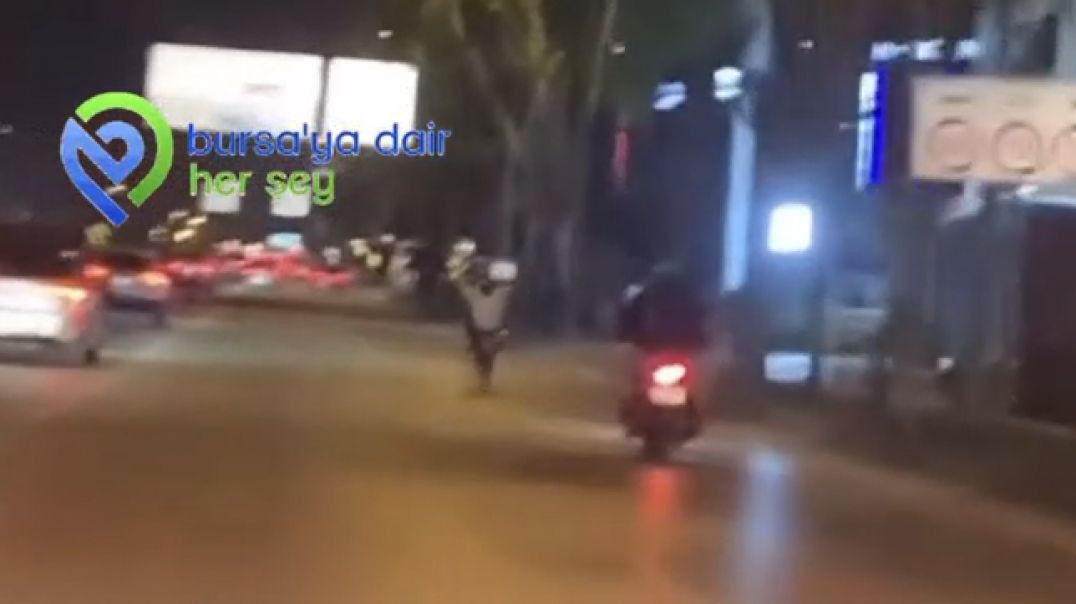 Bursa'da tek teker üzerinde ilerleyen motosikletli maganda kamerada!