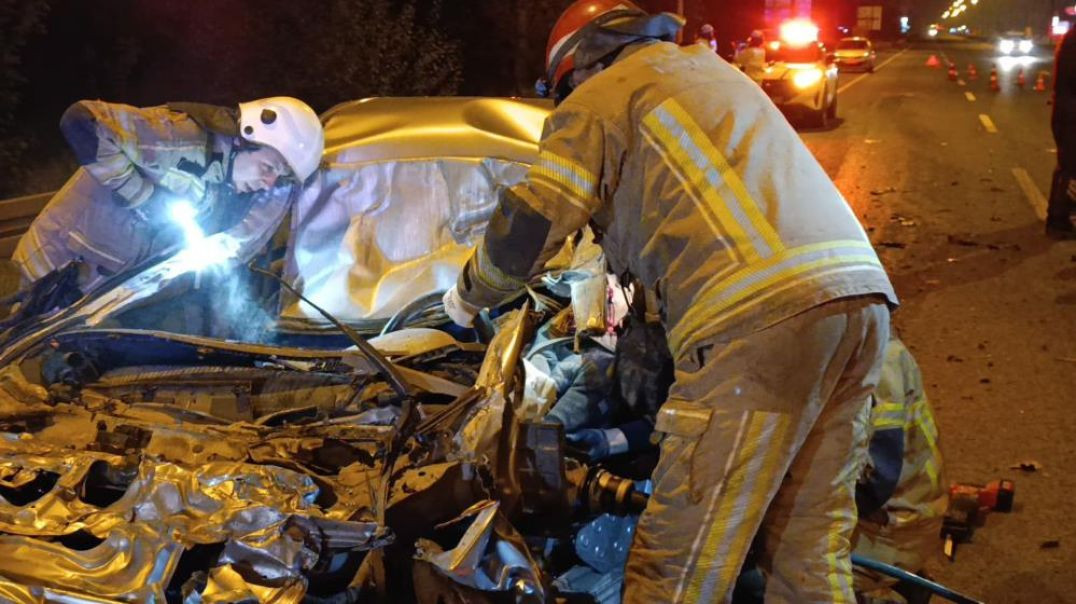 Bursa'da kamyonun altına giren otomobil kağıt gibi ezildi:1 ağır yaralı!