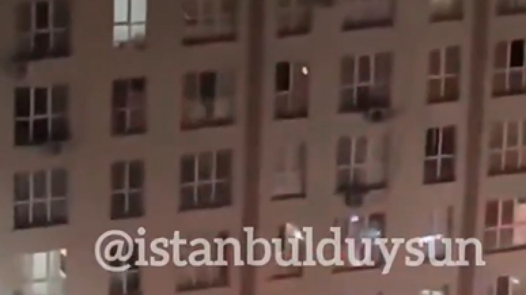 İstanbul’da alevlerden hava yastığına atlayıp kurtuldu