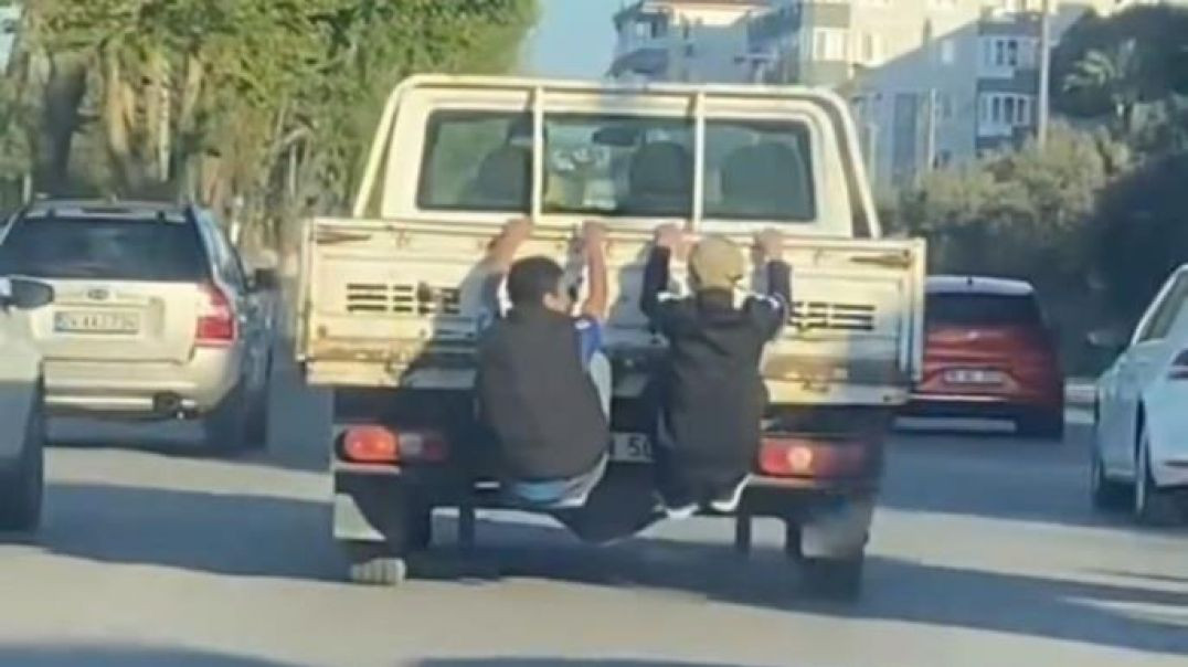 Bursa’da trafikte tehlikeli anlar: Canını hiçe sayan sürücüler kamerada