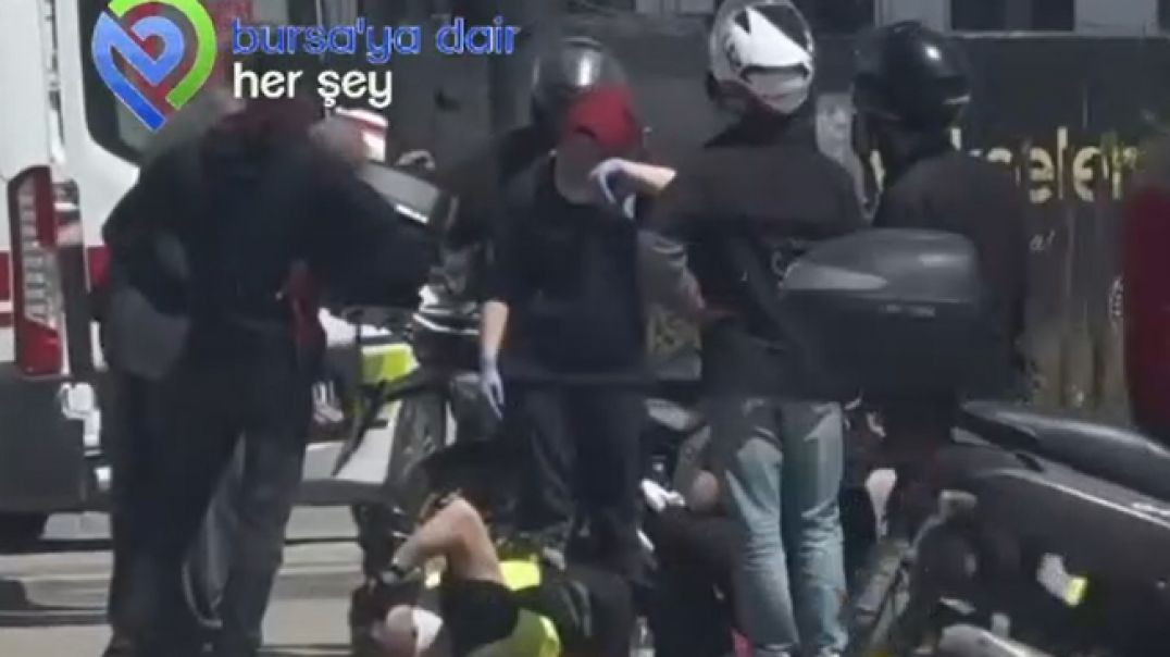 Bursa'da motosikletli trafik polisi kaza yaptı