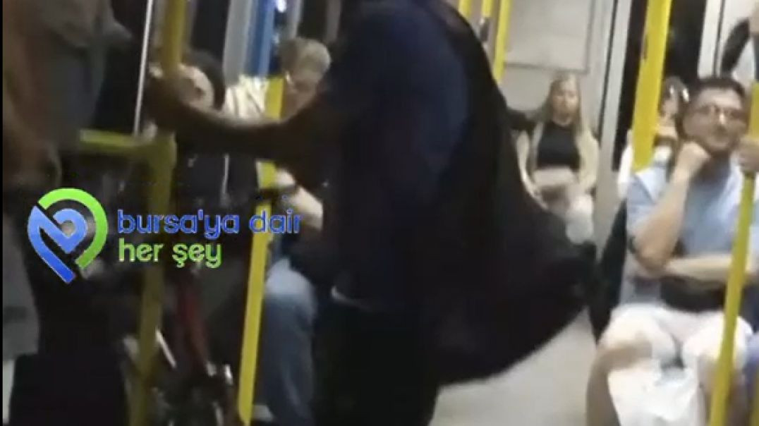 Bursa'da metroda kendini şarkıya kaptıran adam yolculara konser verdi