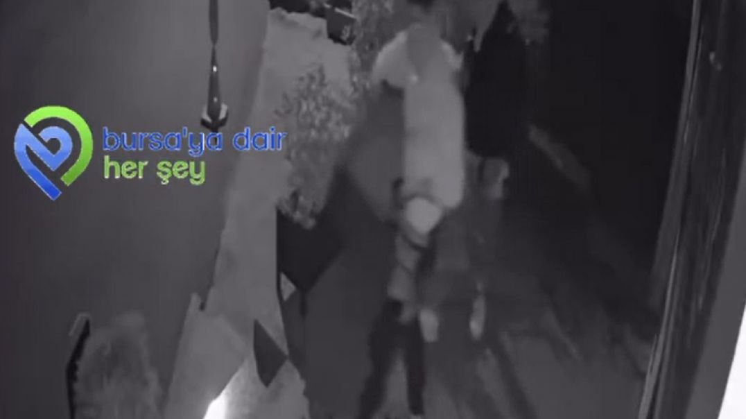 Bursa'da yüzleri kapalı şahıslar saksıları böyle çaldı