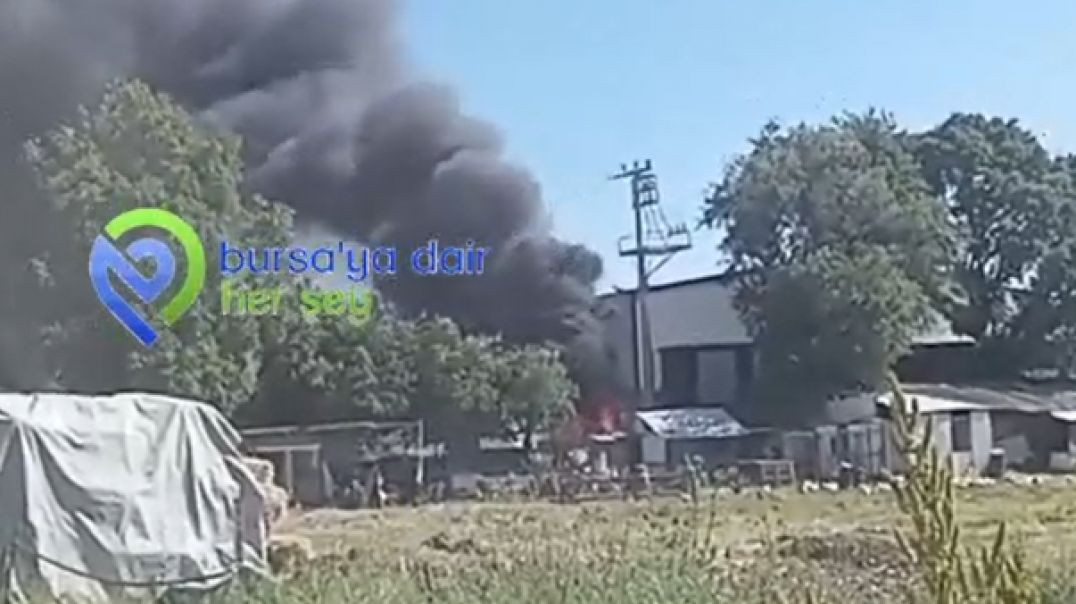 Bursa'da iş yerinde yangın çıktı...Duman gökyüzünü kapladı