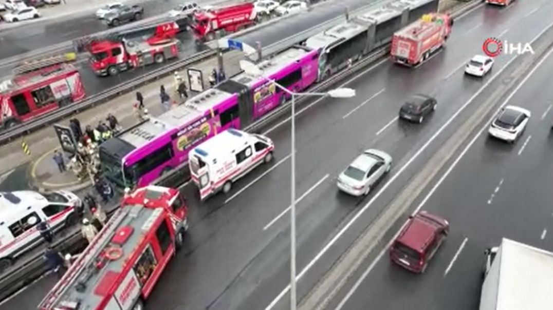 İstanbul'da iki metrobüs çarpıştı: Yaralılar var!