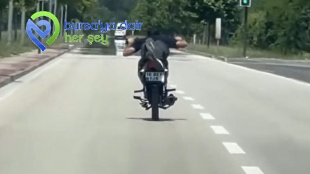 Bursa'da motosikleti yatarak süren şahıs ölüme kafa tuttu