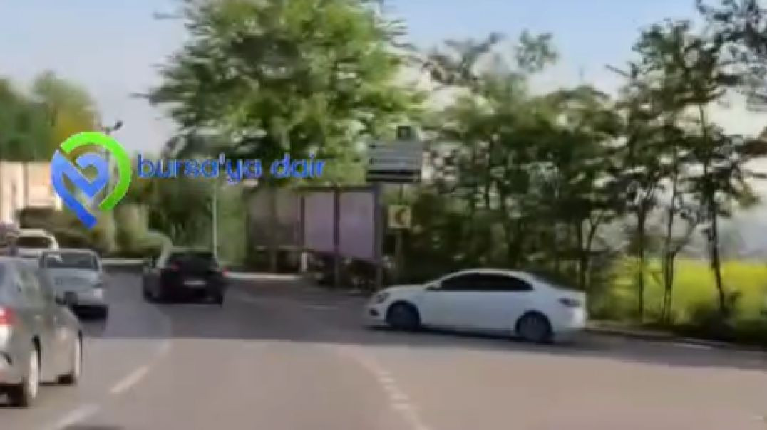 Bursa'da bisikletle otomobil çarpıştı...Bisikletlinin sesi sosyal medyada ilgi çekti