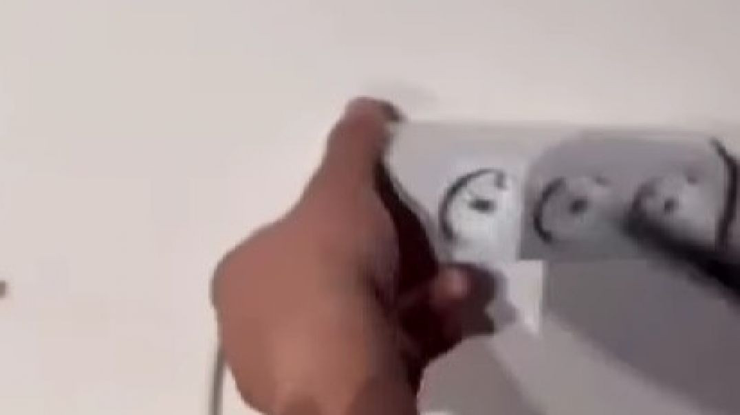 Evini aparta çeviren ev sahibi prizlere gizli kamera yerleştirdi