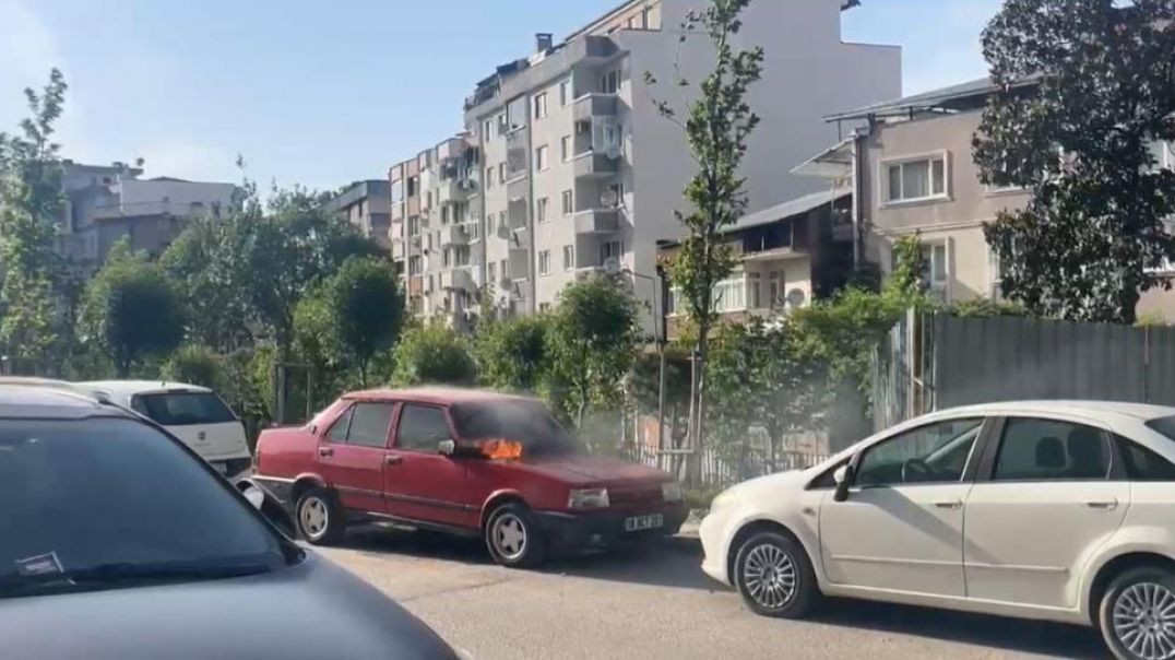 Bursa'da park halindeki otomobil alevlere teslim oldu