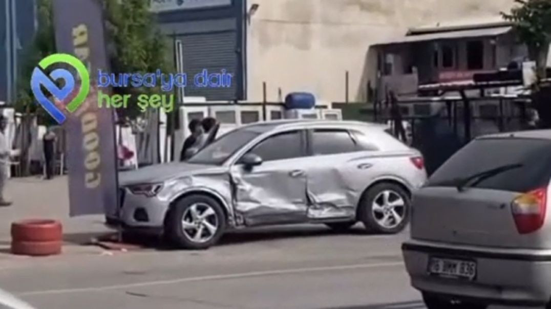 Bursa'da üç otomobilin çarpışmasıyla trafik durdu
