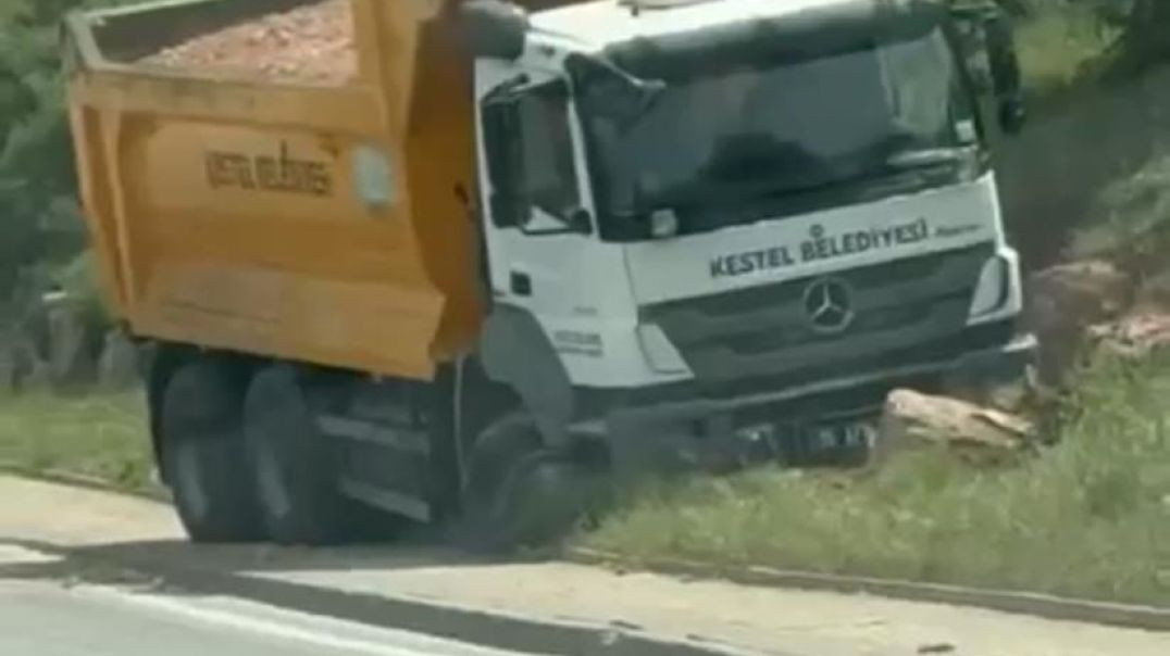 Bursa'da kontrolden çıkan hafriyat kamyonu bariyerleri geçip karşı yöne girdi