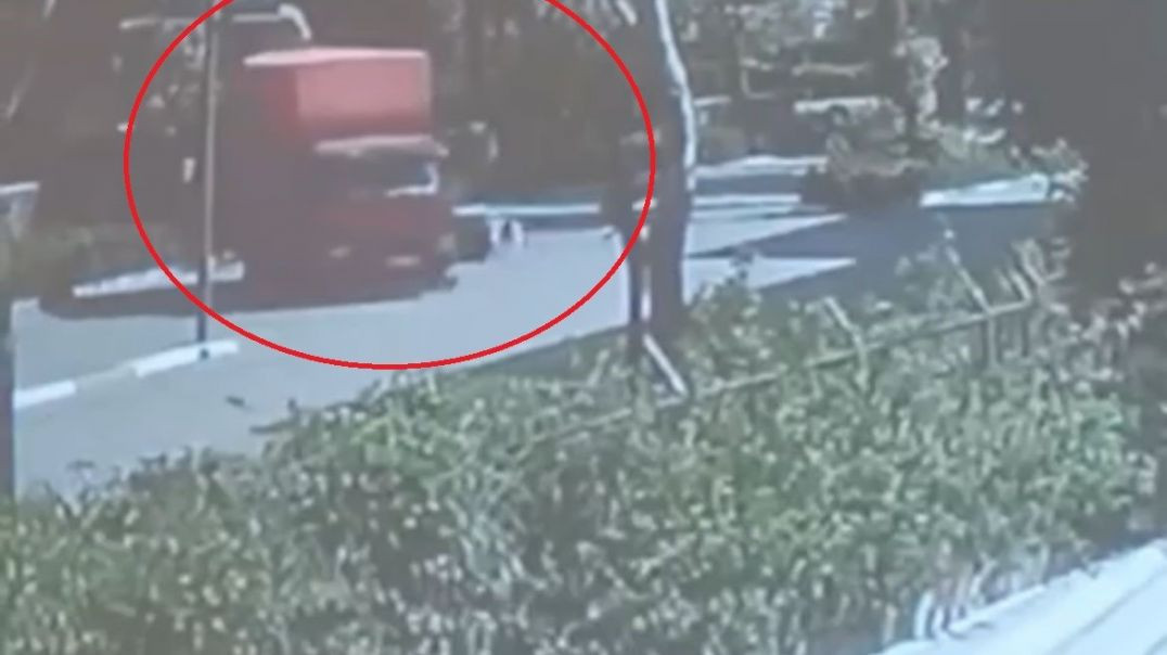 Bursa'da motosiklet sürücüsü aniden dönüş yapan kamyonun altında kaldı