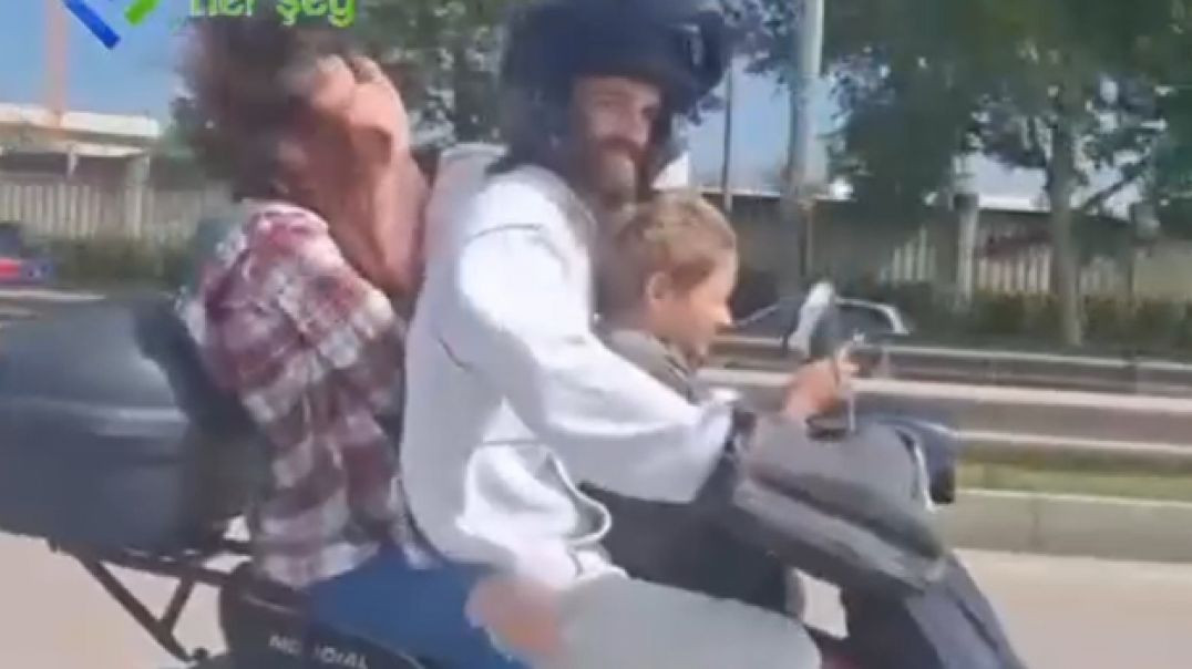 Bursa'da 1 motosiklete 4 kişi binen aile ölüme kafa tuttu!