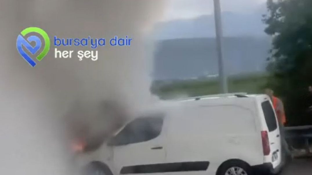 Bursa'da araç yangınında göz gözü görmedi…Trafik durdu