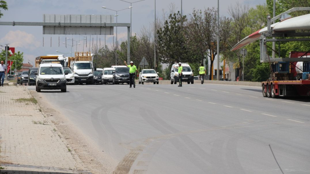 Eskişehir'de rüzgar türbini kanadı üst geçide sıkıştı