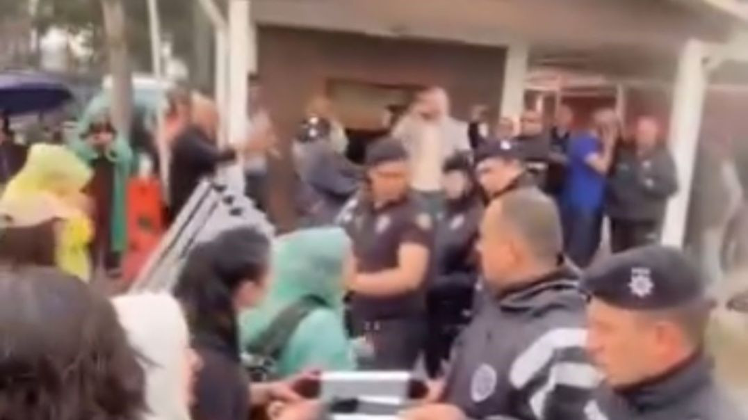 Bursa'da Hamitler Barınağı'nda gerginlik: Hayvanseverler barikatı aşmaya çalıştı